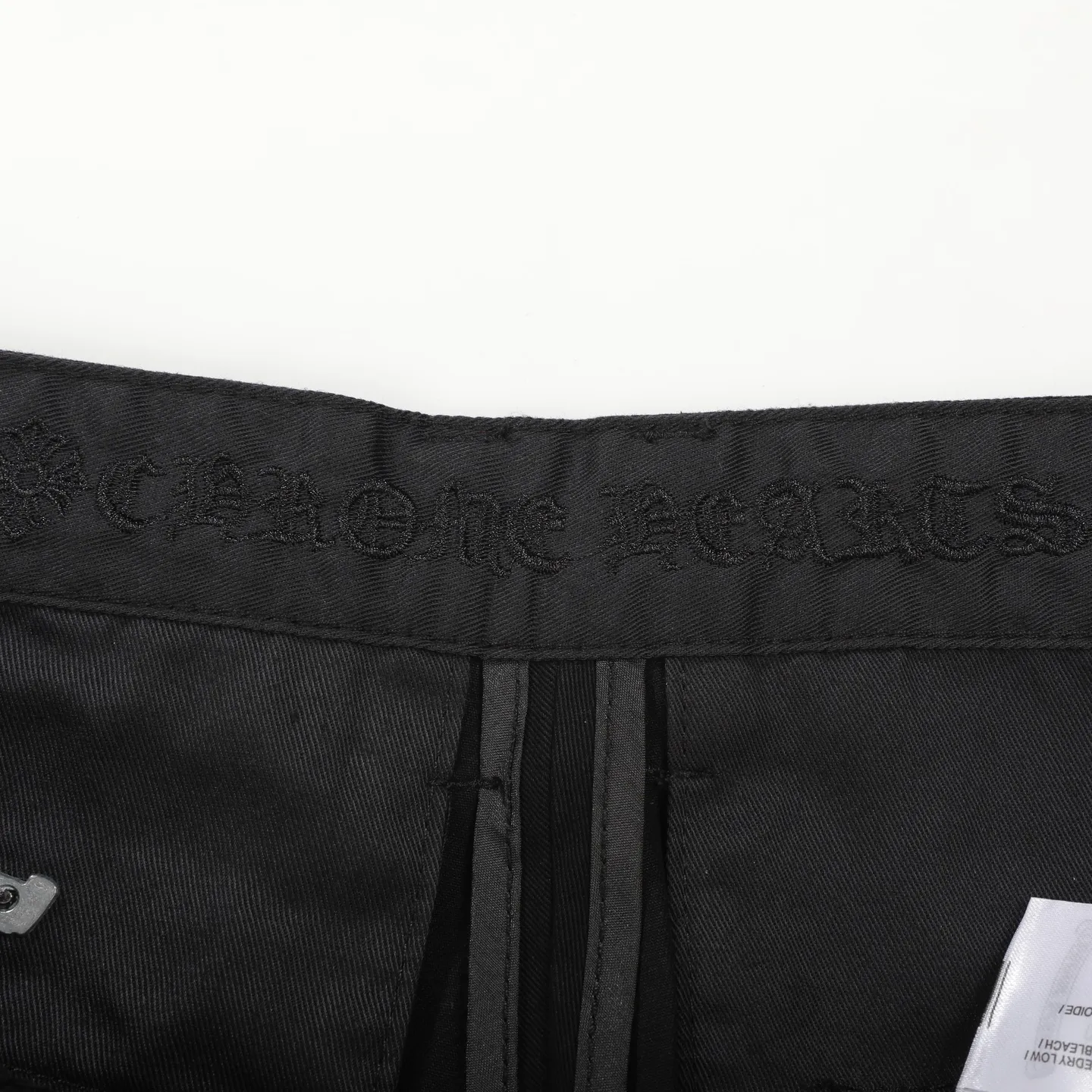 P270 Chrome Hearts CH casual black trousers cross-patched leather jeans. Original purchased and patterned to truly restore the ultimate texture of Vintage. Special Italian cowhide print and then cut. Customized sheepskin three-layer thick line leather. The whole is spliced in heavy water washing process. Craftsmen hand-splash ink. You can see the details. Three-dimensional cutting version. Loose and comfortable. Not flattering on the figure. Shows height and slimness. Factory Seiko. Original quality control. Same style for men and women. Can be matched with couples. Versatile recommendation. The must-have jeans for all seasons Color: black Size: 28/30/32/34 Waist: 73/78/83/88 Pants length: 102/104/106/108